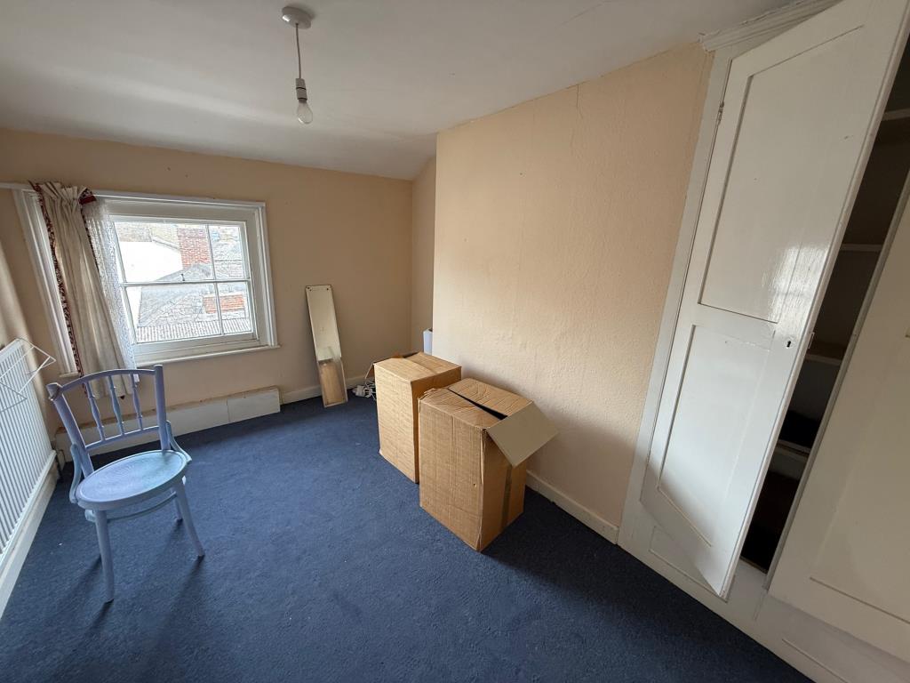 Lot: 96 - COMMERCIAL INVESTMENT WITH VACANT SPLIT LEVEL FLAT ABOVE - Bedroom 3 with window to side and cupboard